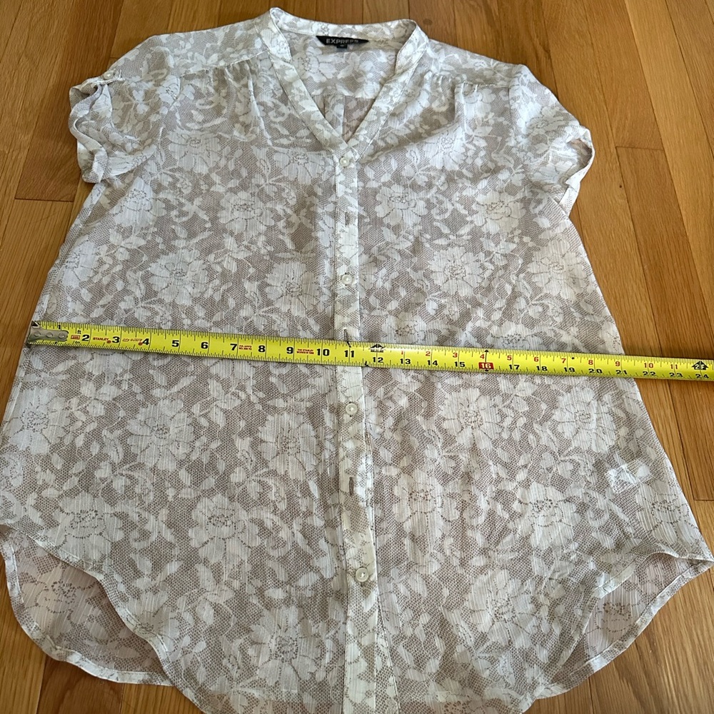 Express short sleeve XS TP sheer tan and white flowery  blouse. 100% polyester - Picture 2 of 8